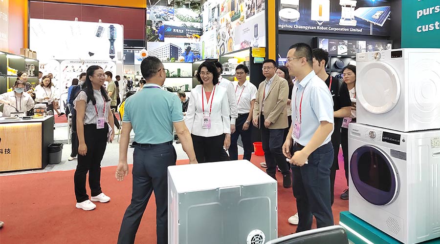 廣交會(huì)迎來(lái)大咖！江門(mén)市市長(zhǎng)親臨金環(huán)電器展位參觀(guān)交流